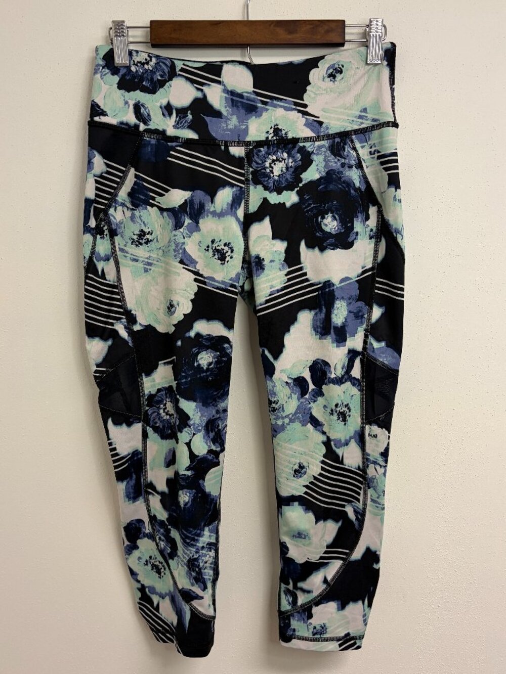 Fila Women's printed athleticwear leggings medium capri floral blue black white